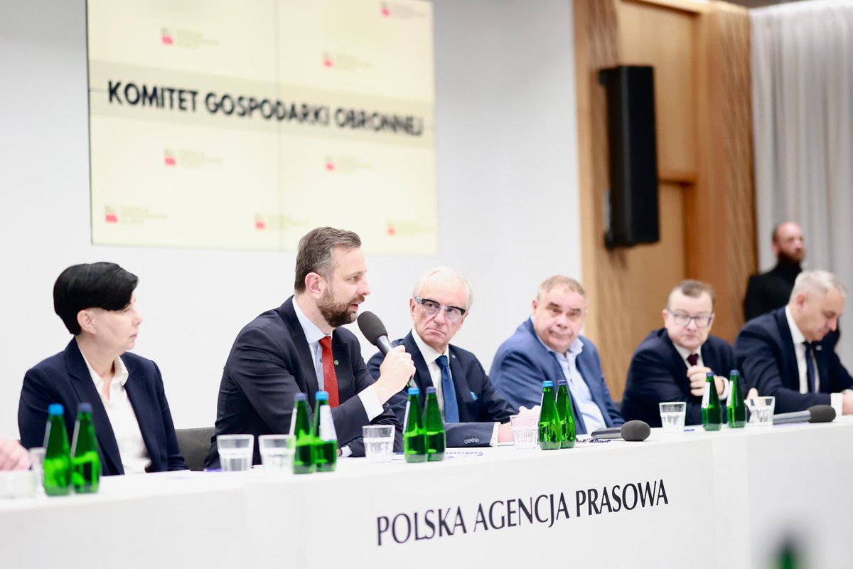 Ministerstwo Obrony Narodowej 🇵🇱 (@mon_gov_pl) on Twitter photo Wicepremier W. <a href="/KosiniakKamysz/">Władysław Kosiniak-Kamysz</a> uczestniczy w inauguracyjnym spotkaniu Komitetu Gospodarki Obronnej, którego organizatorem jest Federacja Przedsiębiorców Polskich. Wśród tematów spotkania m. in.:
-
✅Transformacja cyfrowa Wojska Polskiego – wyzwania i perspektywy;
✅Przemysł Wicepremier W. <a href="/KosiniakKamysz/">Władysław Kosiniak-Kamysz</a> uczestniczy w inauguracyjnym spotkaniu Komitetu Gospodarki Obronnej, którego organizatorem jest Federacja Przedsiębiorców Polskich. Wśród tematów spotkania m. in.:
-
✅Transformacja cyfrowa Wojska Polskiego – wyzwania i perspektywy;
✅Przemysł