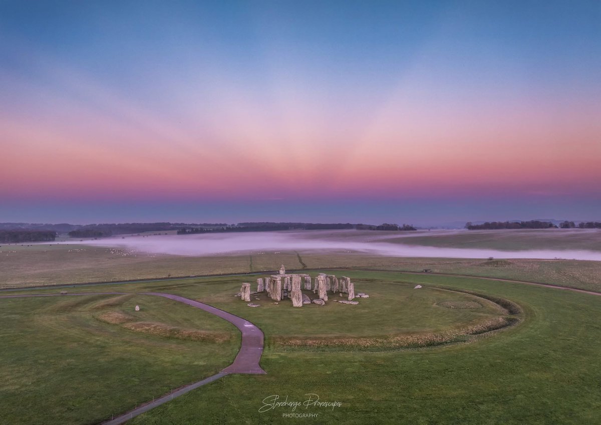 ST0NEHENGE's tweet photo. Anticrepuscular rays at sunset over Stonehenge yesterday. 📸 credit Nick Bull 🙏 #sunset #winter #anticrepuscularrays #january #stonehenge https://t.co/Qzu4p1uMoT