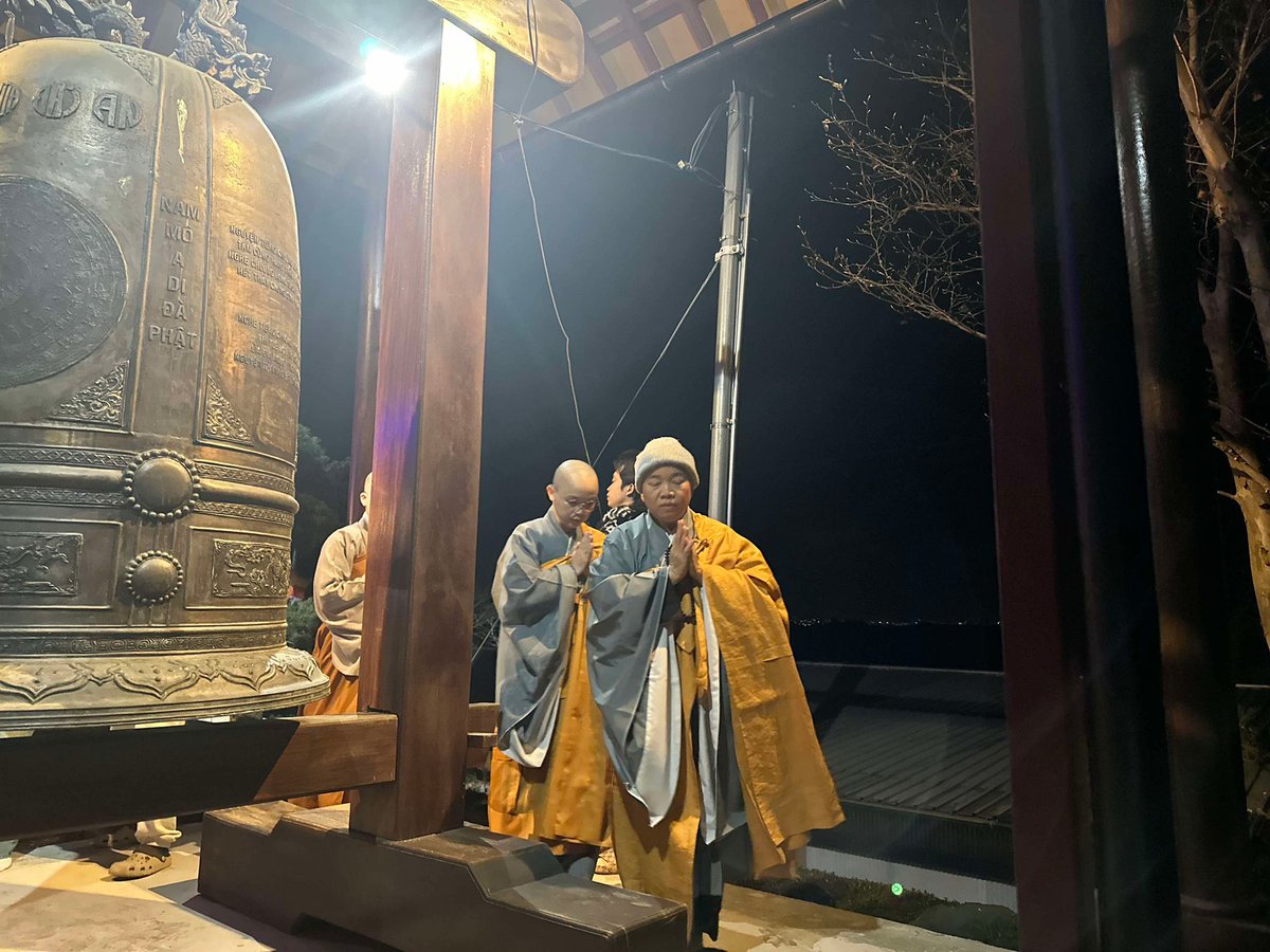 ThichTamTri's tweet photo. 謹賀新年
明けましておめでとうございます。
昨年中は大変お世話になりました。
今年もご指導のほどよろしくお願いいたします。
冷え込みの大晦日に除夜の鐘と、多くの若い実習生や留学生と過ごしました。 https://t.co/zv8yDbL6X7