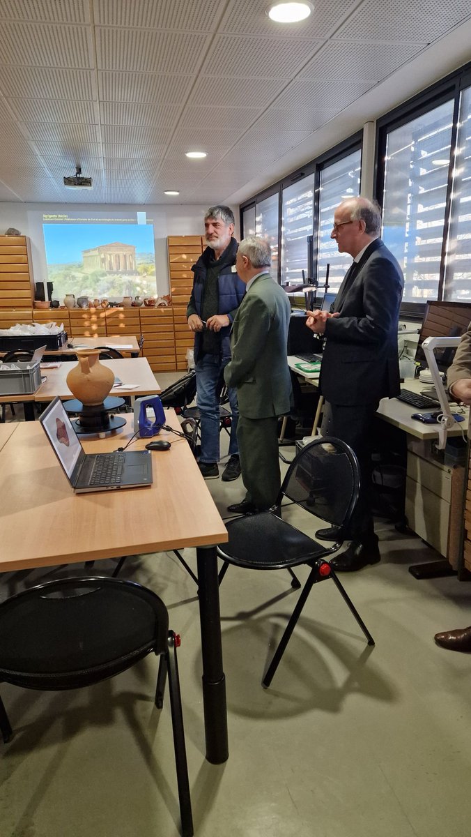 #Archéologie🏺|  Le préfet de #Gironde Étienne GUYOT est allé à la rencontre des chercheurs et chercheuses des unités de recherche interdisciplinaires Archéosciences  et Ausonius de l'université Bordeaux Montaigne.
➡️Une visite axée sur la transmission des savoirs, au croisement