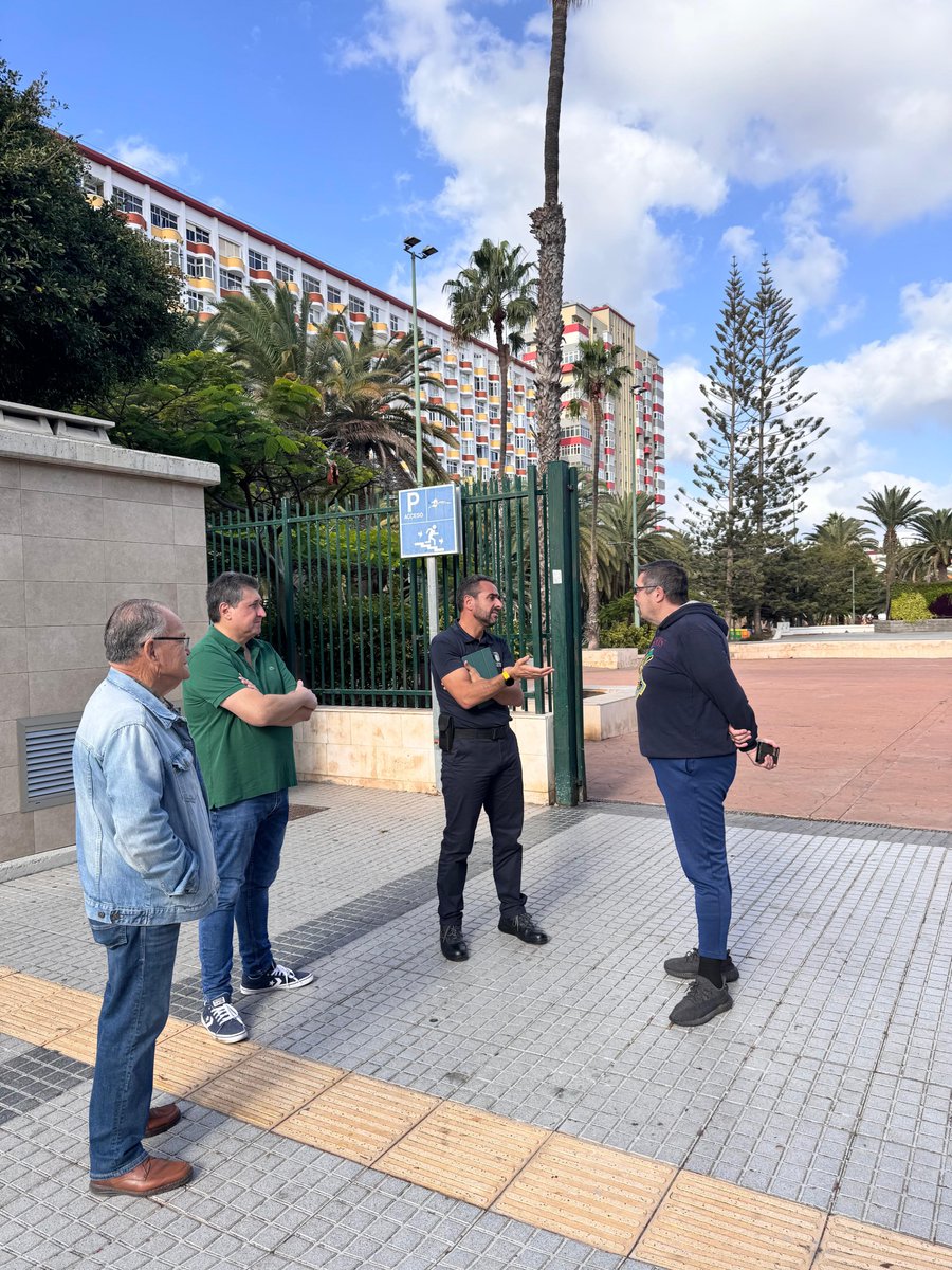 LimpiezaLPGC's tweet photo. Ayer, toma de contacto del jefe de las U. T. de #LV y #RRSU con representantes vecinales de #Schamann, con motivo de la activación de la fase 3 del Plan de Higiene Urbana #PHU en el barrio, para comentar la naturaleza de los trabajos y atender sus demandas en materia de limpieza. https://t.co/iumHtrjp2X
