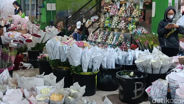 detikfinance's tweet photo. #Foto Pasar Bunga Rawa Belong, Jakarta Barat, merupakan sentra bunga terbesar di ASEAN. Apakah kondisi niaga di kawasan itu seharum namanya? Yuk lihat!
>> https://t.co/8wo5m9hs0a
Foto: Ignacio Geordi Oswaldo/detikFinance
#detikfinance #PasarBunga #ASEAN #Terbesar https://t.co/Wt9PL3FnzP
