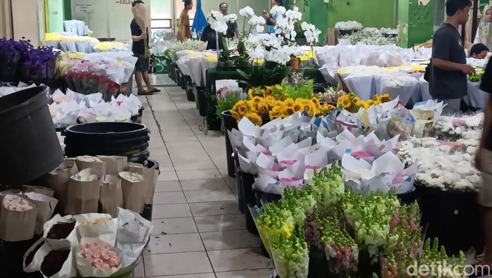 detikfinance's tweet photo. #Foto Pasar Bunga Rawa Belong, Jakarta Barat, merupakan sentra bunga terbesar di ASEAN. Apakah kondisi niaga di kawasan itu seharum namanya? Yuk lihat!
>> https://t.co/8wo5m9hs0a
Foto: Ignacio Geordi Oswaldo/detikFinance
#detikfinance #PasarBunga #ASEAN #Terbesar https://t.co/Wt9PL3FnzP
