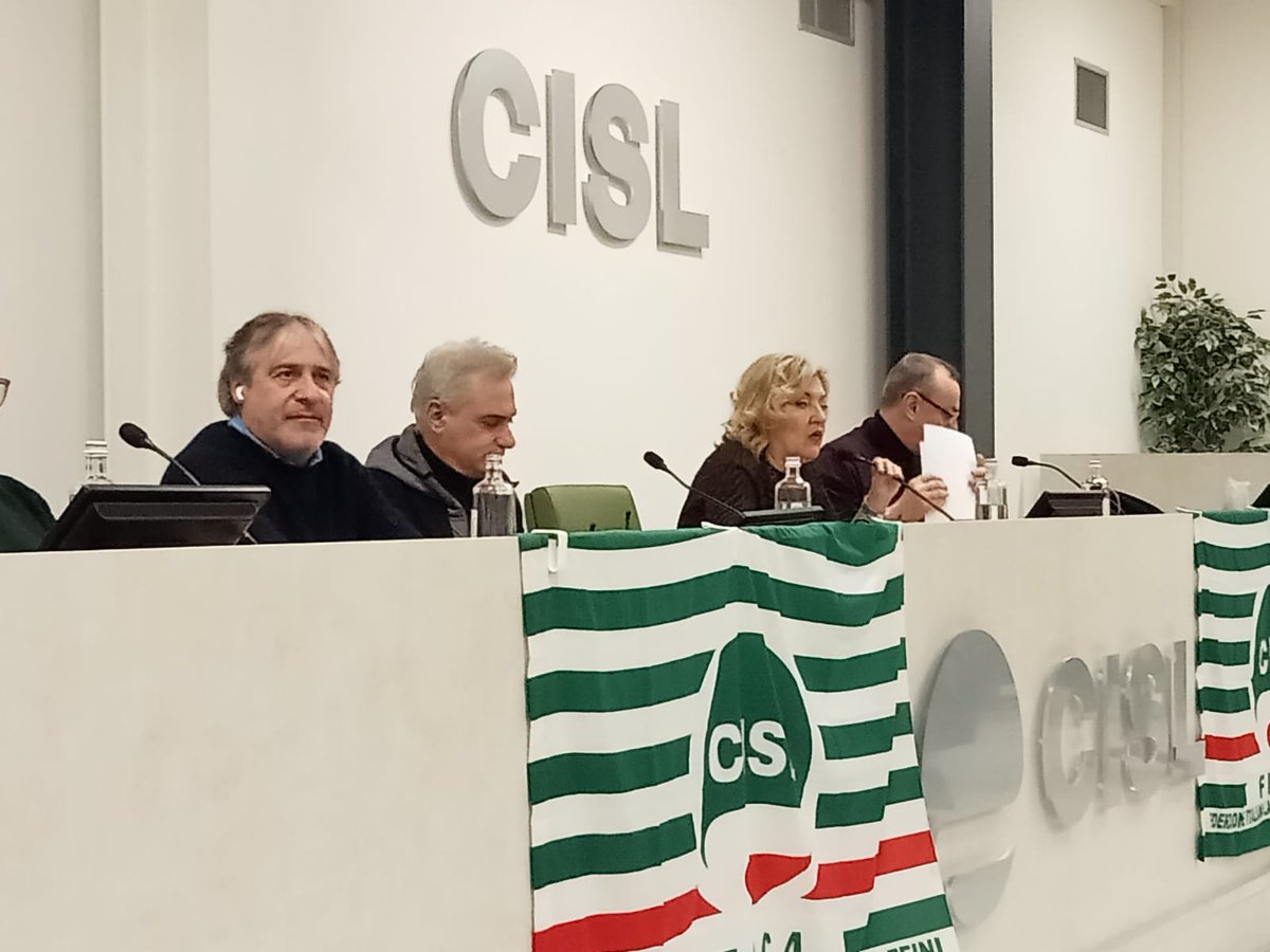 FilcaCisl's tweet photo. Il SG aggiunto della Filca-Cisl naz.le, Ottavio De Luca, partecipa al CG Filca #EmiliaRomagna insieme al SG Cisl reg.le Filippo Pieri. De Luca: "La #bilateralità in #edilizia resta un modello per tutti e si conferma uno strumento prezioso per gestire un settore così complicato". https://t.co/eeeL1QXaUO