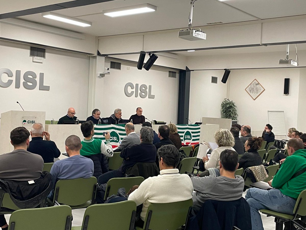 FilcaCisl's tweet photo. Il SG aggiunto della Filca-Cisl naz.le, Ottavio De Luca, partecipa al CG Filca #EmiliaRomagna insieme al SG Cisl reg.le Filippo Pieri. De Luca: "La #bilateralità in #edilizia resta un modello per tutti e si conferma uno strumento prezioso per gestire un settore così complicato". https://t.co/eeeL1QXaUO