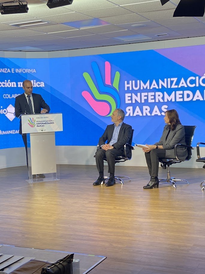redaccionmedica's tweet image. 💫 Comienza la inauguración de la jornada de #HumanizacionRarasRM con:

👤María Celia García, directora general de Humanización, Atención y Seguridad del #Paciente de @SaludMadrid 

👤Carlos Lorenzi, director general para España y Portugal de #BioCryst 

👤Ricardo López, director