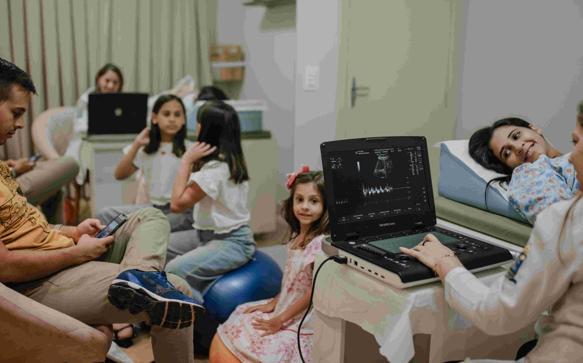 world_midwives's tweet image. 📸 This beautiful snapshot captures how midwives provide holistic care not just for women but for entire families. This midwife&apos;s role extends beyond health—it’s about connection, support, and empowerment. 

Cheers to midwives shaping happier futures! 🌟