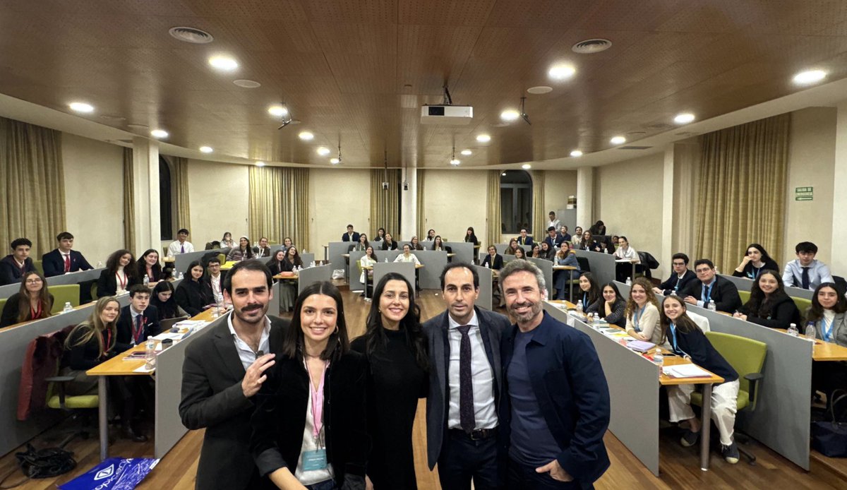 Inés Arrimadas comparte su experiencia con los participantes en la Simulación Parlamentaria Escolar organizada por Cánovas Fundación. Todo un lujo haber podido contar con ella.

canovasfundacion.com/ines-arrimadas…