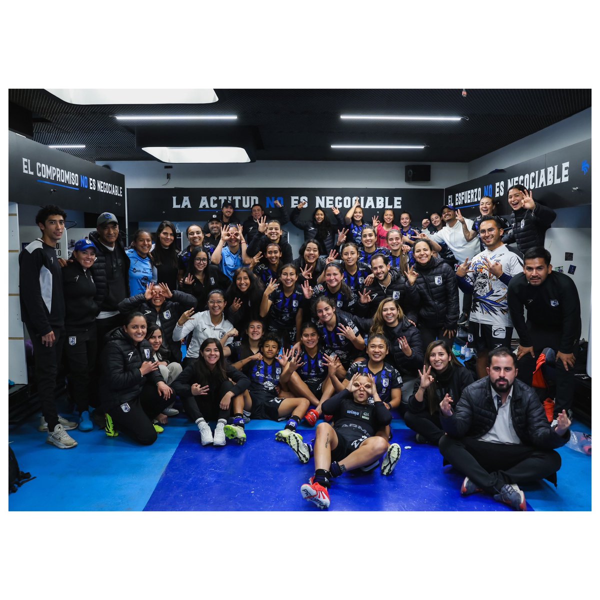 Esto es Querétaro Femenil. 🐓

➕3️⃣ en casa. 

#LealtadAzulyNegro