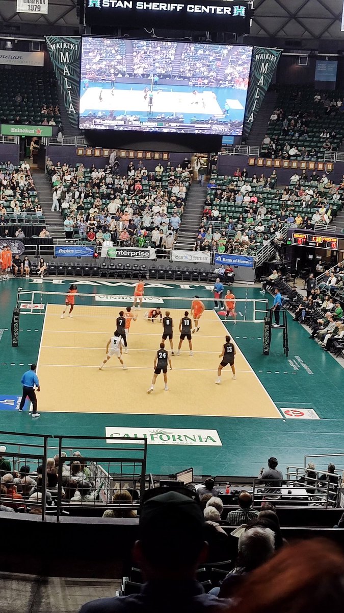 harrycovair's tweet photo. #UHMVB #HawaiiMVB 🌈 #GoBOWS  #LetsGoBows #WarriorBall25 #Bruddahhood #4 @hawaiimensvb 🌈 vs #19 @princetonvolley 🐅 @HawaiiAthletics first serve https://t.co/h3NRUe67nC