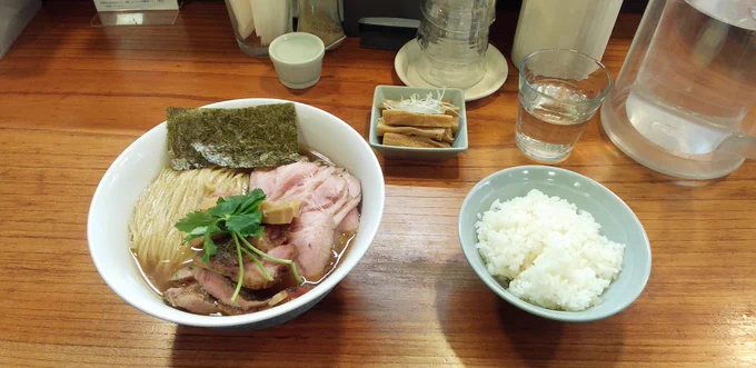 時間を持て余した、はりがみのランチアメノオトにて味玉チャーシュー醤油そば&amp;メンマとライスをいただきました和田店長の切り分ける肉は見た目ワイルド、そして無茶苦茶に旨い!店員さんによって肉の加工個性があり、それによる効果も楽しめるのですレギュラーメニューでも毎度違いを下さる飲食店よ 