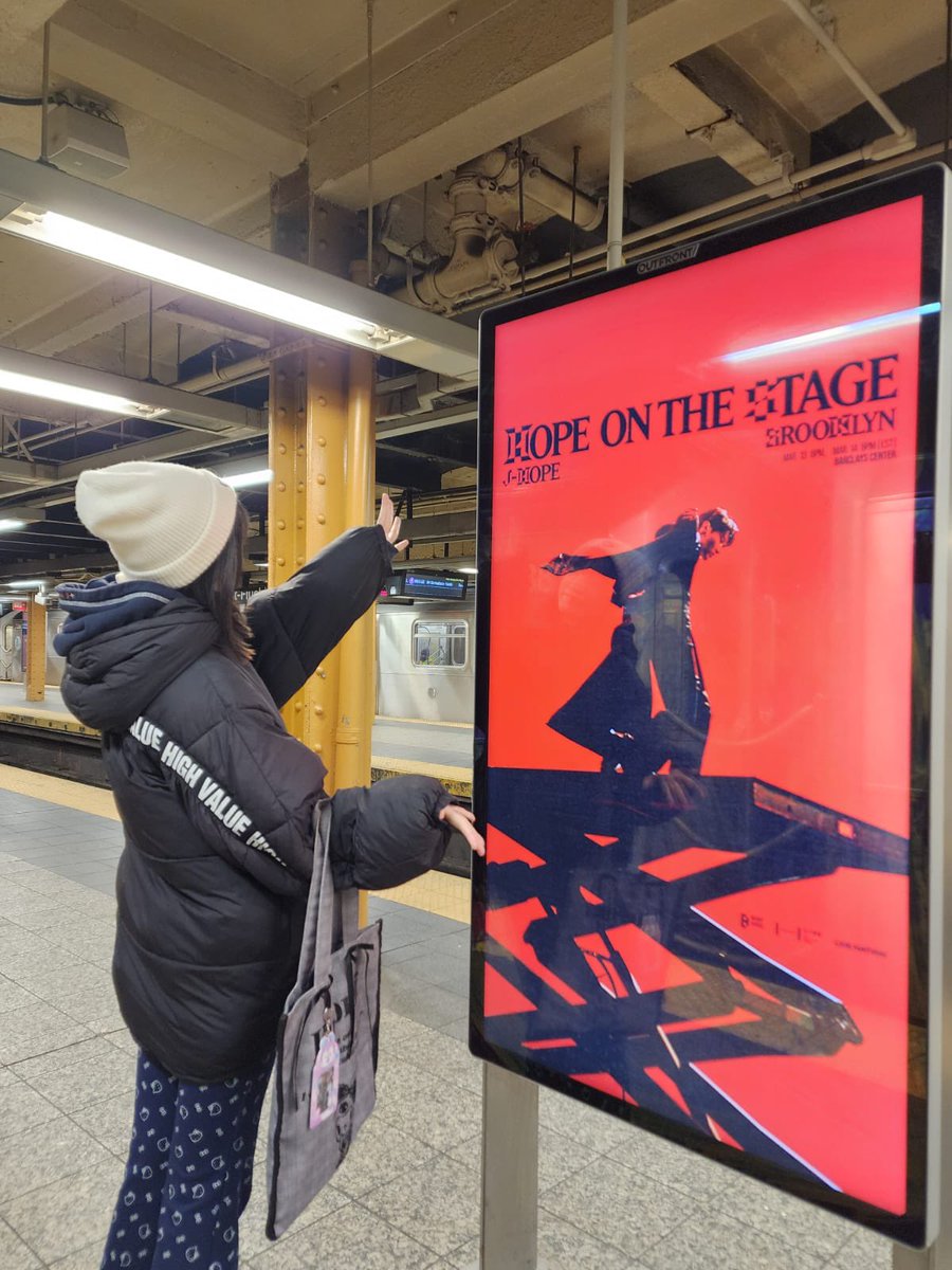 ป้ายโปรโมตคอนเสิร์ต j-hope Tour ‘HOPE ON THE STAGE’ in NORTH AMERICA ของ <a href="/BTS_twt/">방탄소년단</a> #jhope ในสหรัฐอเมริกา

📍 BMO Stadium
📍 Times Square
📍 Allstate Arena
📍 NYC Subway

#HOPE_ON_THE_STAGE_TOUR_US
#HOPE_ON_THE_STAGE_TOUR
#HOS_TOUR_US
#HOS_TOUR
#jhope_TOUR