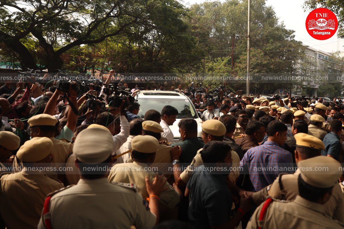 sriloganathan6's tweet image. Former MAUD minister &amp;amp; BRS working president KT Rama Rao arrives at the ED office in Hyderabad for questioning in connection with #FormulaECase 

@NewIndianXpress @XpressHyderabad @Kalyan_TNIE @santwana99 @shibasahu2012 @balaexpressTNIE @iRe1th #KTR #FormulaERaceScam