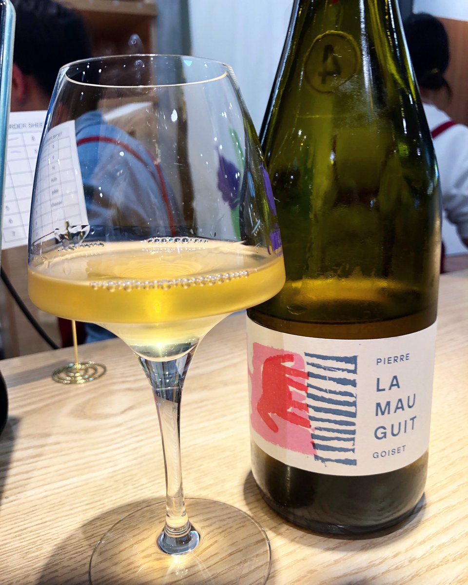 somme_write's tweet photo. La Mauguit 2022 Pierre Goiset
ジューシーな果実味とくっきりとしたミネラルが魅力のワイン

☝APPEARANCE
 輝きのあるゴールドイエロー

☝NOSE
 レモン、グレープフルーツ、ライチ、メロン、スイカズラ、チョーク、貝殻

☝PALATE
 まろやかな口当たりと共に、グレープフルーツやあんず、パイナップルなどを思わせる豊かな果実味、丸みのある酸、ハーブ感をともなったミネラリーなフィニッシュ

☝PAIRING
 焼いたアスパラガス、ムール貝の白ワイン蒸し、甲殻類のグリル、ハーブサラダを添えた白身魚のカルパッチョなど

☝DATA
生産国(country)： フランス
生産地(region)： ロワール＞サン・フィアクル・シュール・メーヌ
生産年(vintage)： 2022年
ワイナリー名(winemaker)：ピエール・ゴワセ 
ブドウ品種(grape type)： ムロン・ド・ブルゴーニュ（ミュスカデ）100%
アルコール度数(ABV)： 12%
土壌(soil type)：片麻岩、シレックス
