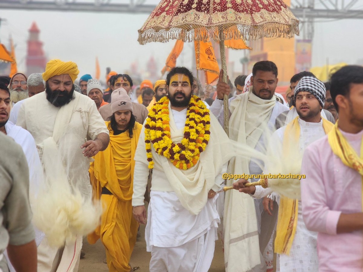 nimbarkachary's tweet photo. समस्त मानव कल्याण के लिए महाकुंभ प्रयागराज मे संगम कि पावनधारा मे प्रथम अमृत स्नान 
#MahaKumbh2025 #PrayagrajMahakumbh2025 https://t.co/UnRrh6dwRG