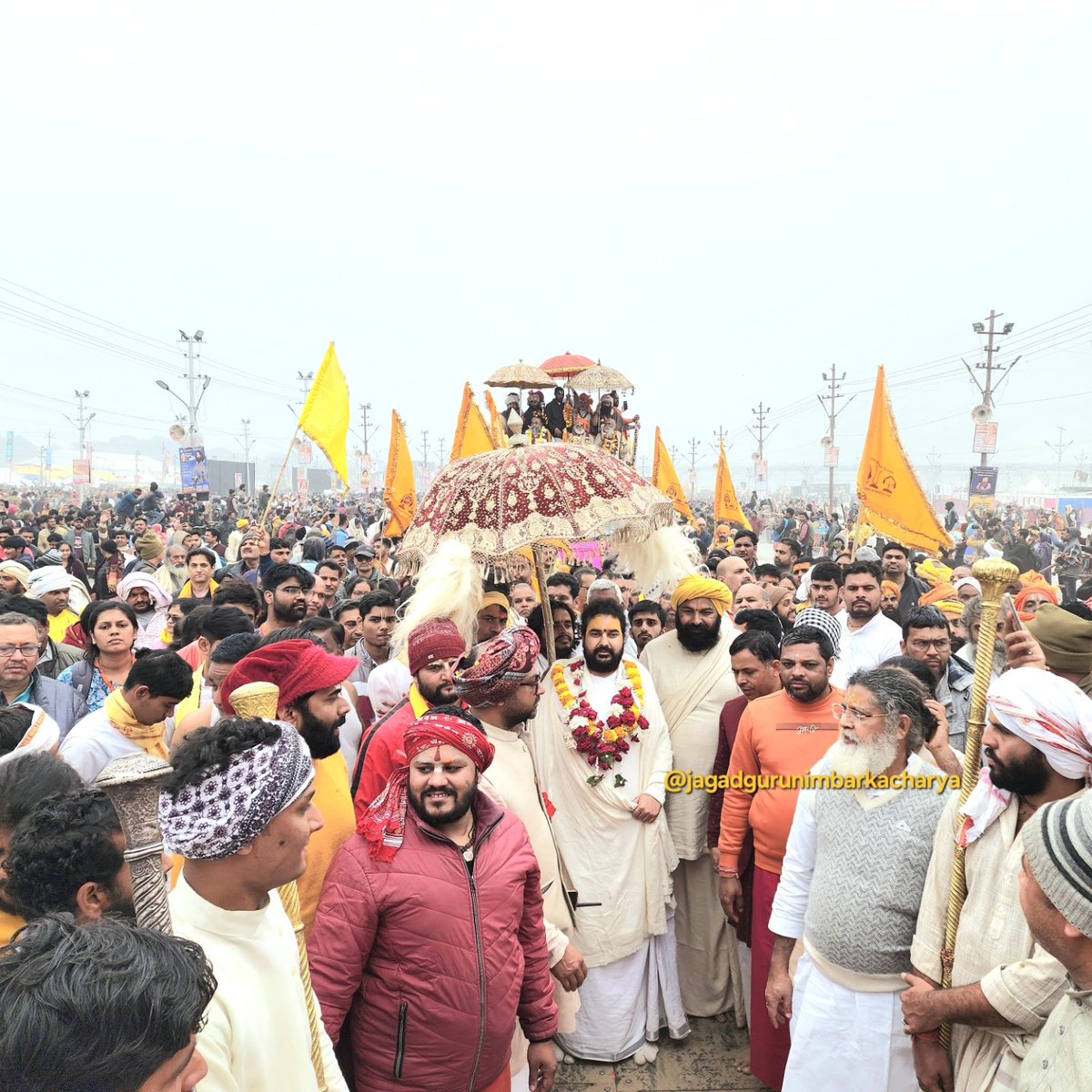 nimbarkachary's tweet photo. समस्त मानव कल्याण के लिए महाकुंभ प्रयागराज मे संगम कि पावनधारा मे प्रथम अमृत स्नान 
#MahaKumbh2025 #PrayagrajMahakumbh2025 https://t.co/UnRrh6dwRG
