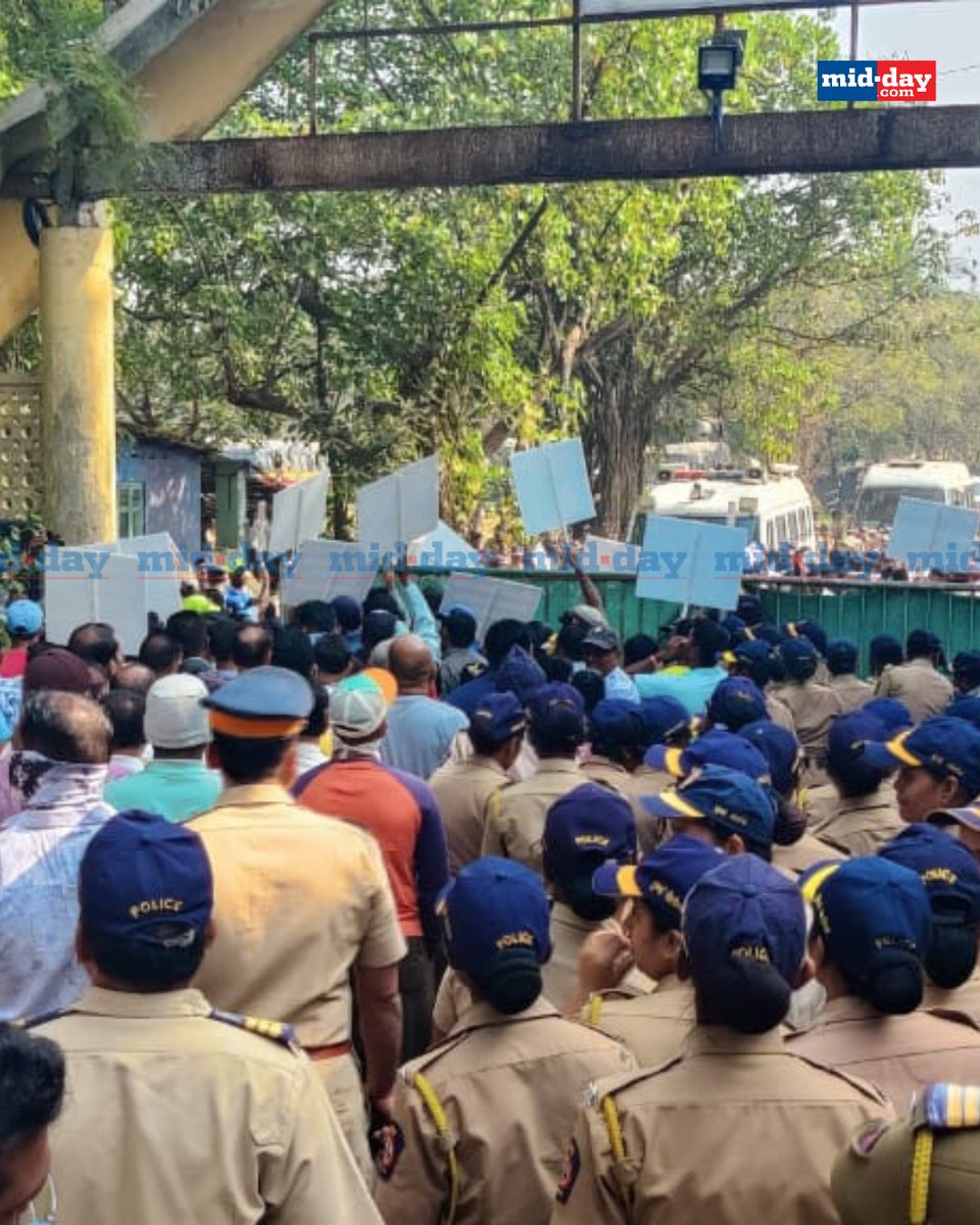 Malad residents staged a protest against the rehabilitation of Dharavi residents in their area, specifically along Aksa Village and Madh-Marve Road in Malad West. 

Pic: <a href="/DAVENIMESH/">NIMESH DAVE</a> 

#Malad #Mumbai #Protest