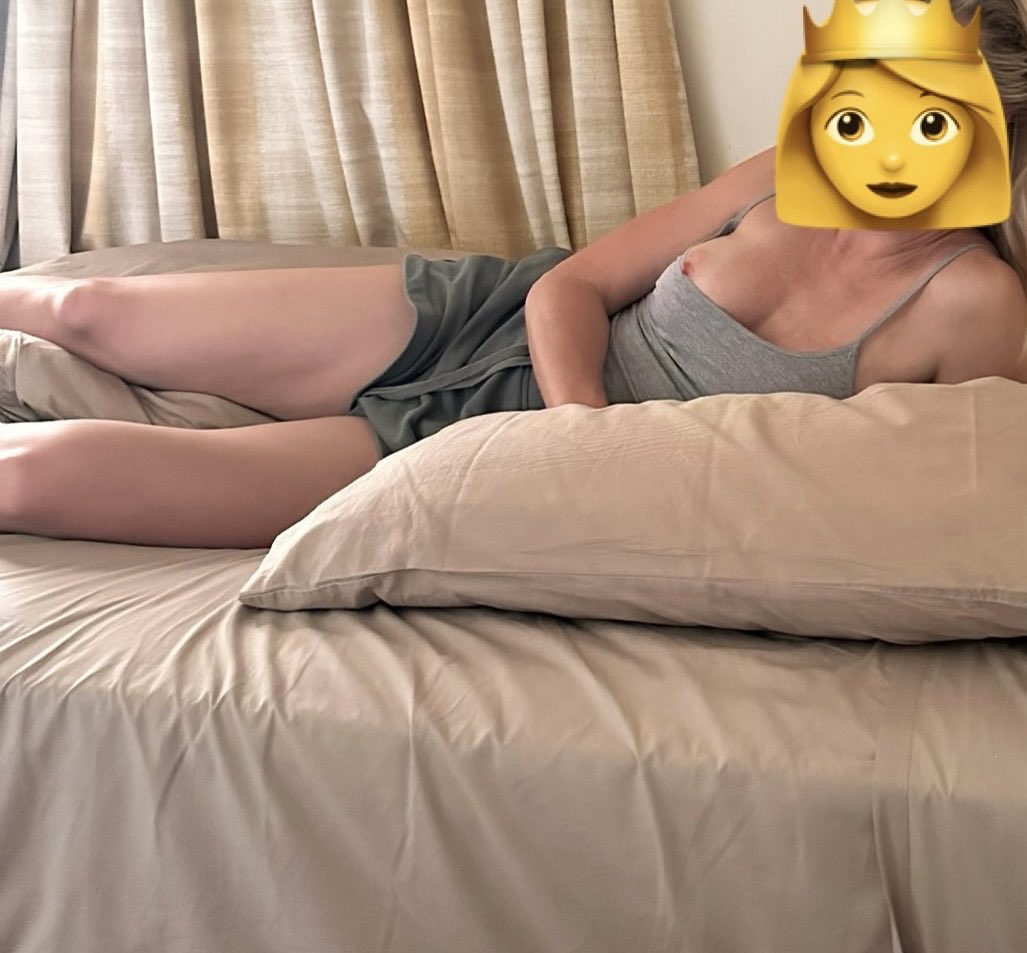 Capetown_Mommy's tweet photo. Had the most divine time on the farm! 

Those on OF would have seen me standing outside for all the guests to see. Including my brother in law &amp; his wandering eyes! 👀

But my friend did laugh when I woke up from an afternoon nap &amp; I had a nipple sticking out 😂

RT for a nipslip https://t.co/u5yMVGu9X6