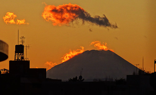 tomokosuga54783's tweet photo. #富士山 #夕焼け #龍神 #夕焼け空 #冬空
#mountfuji #sunset
２０２５年最初の半月が経った昨夕刻🌇（旧成人の日）
遠くに見える富士山🗻が光ってる
燃える富士山の上に龍🐉がいるみたい！
https://t.co/by4wC0mKuX
↑店長日記更新しました(*^-^*) https://t.co/G4ppVroOHI