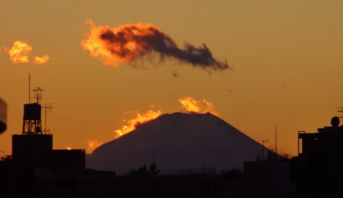 tomokosuga54783's tweet photo. #富士山 #夕焼け #龍神 #夕焼け空 #冬空
#mountfuji #sunset
２０２５年最初の半月が経った昨夕刻🌇（旧成人の日）
遠くに見える富士山🗻が光ってる
燃える富士山の上に龍🐉がいるみたい！
https://t.co/by4wC0mKuX
↑店長日記更新しました(*^-^*) https://t.co/G4ppVroOHI