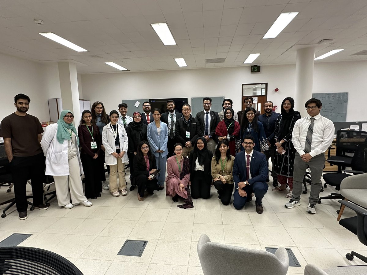 great meeting with Aga Khan medical students!  <a href="/MarviTariq/">Marvi Tariq</a> <a href="/AlizehAbbas16/">Alizeh Abbas</a>