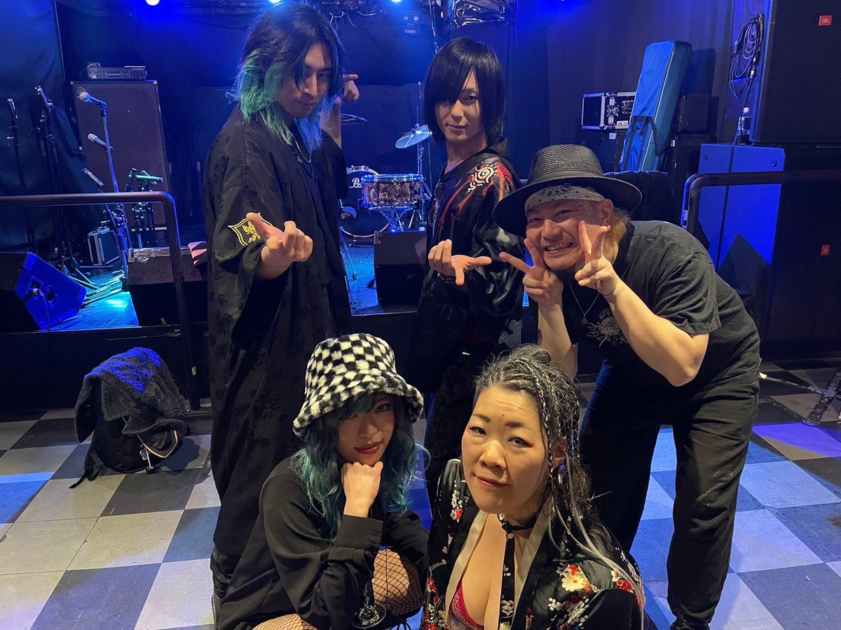 Dr_DxSxK's tweet image. 昨日のハイライト
・ごばみゅのライブで腹筋一回も成功せず
・ヒゲ味噌のライブでドイツ風の乾杯ワンカップ一気
・FREEWINGのココロオドルでフロアからJUNAちゃんのサポート

あっという間の1日だったな…

 #FREEWING