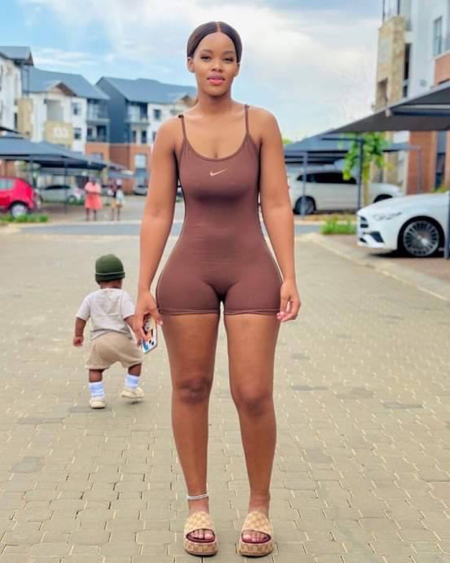 ChrisExcel102's tweet photo. Remember brother… 

No matter how sexy she is…

She is a single mother for a reason!! 
Her baby daddy ran away for a reason.. 

Ungahlanyiswa umdidi and invite problems in your life !!! 😭😭😭 https://t.co/oVTKbBfRNo