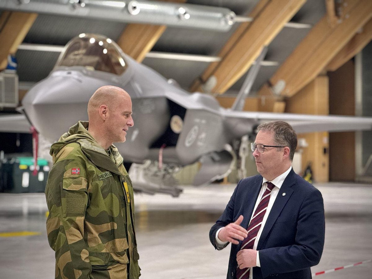 Norwegian Ministry of Defence (@forsvarsdep) on Twitter photo 🇳🇴 The Norwegian Air Force (<a href="/Luftforsvaret/">Royal Norwegian Air Force</a>) will operate F-35 fighter jets using a significant share of Sustainable Aviation Fuel (SAF).
'This is a historic climate initiative' said Defence Minister Bjørn Arild Gram.
🔗 For more: regjeringen.no/en/aktuelt/her… 🇳🇴 The Norwegian Air Force (<a href="/Luftforsvaret/">Royal Norwegian Air Force</a>) will operate F-35 fighter jets using a significant share of Sustainable Aviation Fuel (SAF).
'This is a historic climate initiative' said Defence Minister Bjørn Arild Gram.
🔗 For more: regjeringen.no/en/aktuelt/her…