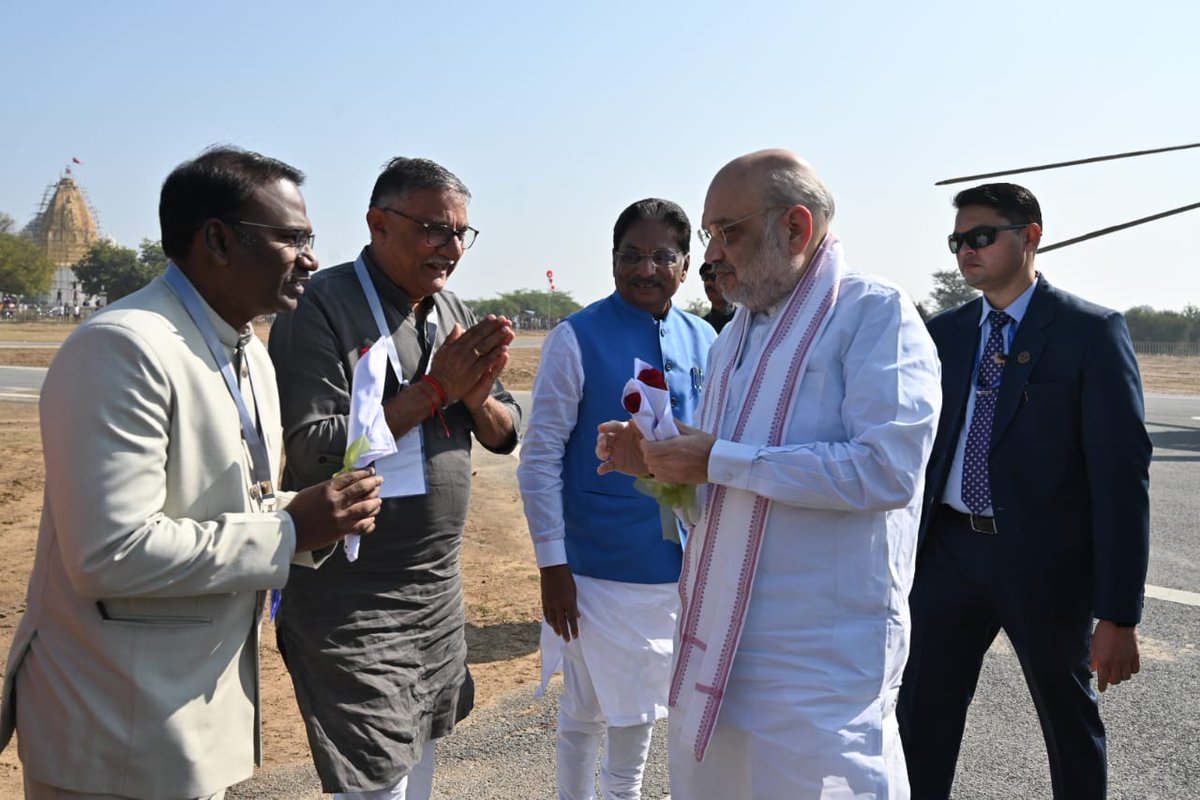 "અનંત અનાદિ વડનગર"
માનનીય કેન્દ્રીય ગૃહ મંત્રીશ્રી અમિતભાઈ શાહ સાહેબનું આજના વિવિધ પ્રજાલક્ષી કામોના લોકાર્પણ પ્રસંગે હેલીપેડ ખાતે ઉષ્માભર્યુ સ્વાગત કરી આવકાર્યા.
#AnantVadnagar
#TeamMehsana

<a href="/narendramodi/">Narendra Modi</a>
<a href="/PMOIndia/">PMO India</a> 
<a href="/AmitShah/">Amit Shah</a>
<a href="/CMOGuj/">CMO Gujarat</a>
<a href="/Bhupendrapbjp/">Bhupendra Patel</a> 
<a href="/revenuegujarat/">Revenue Dep. Gujarat</a>