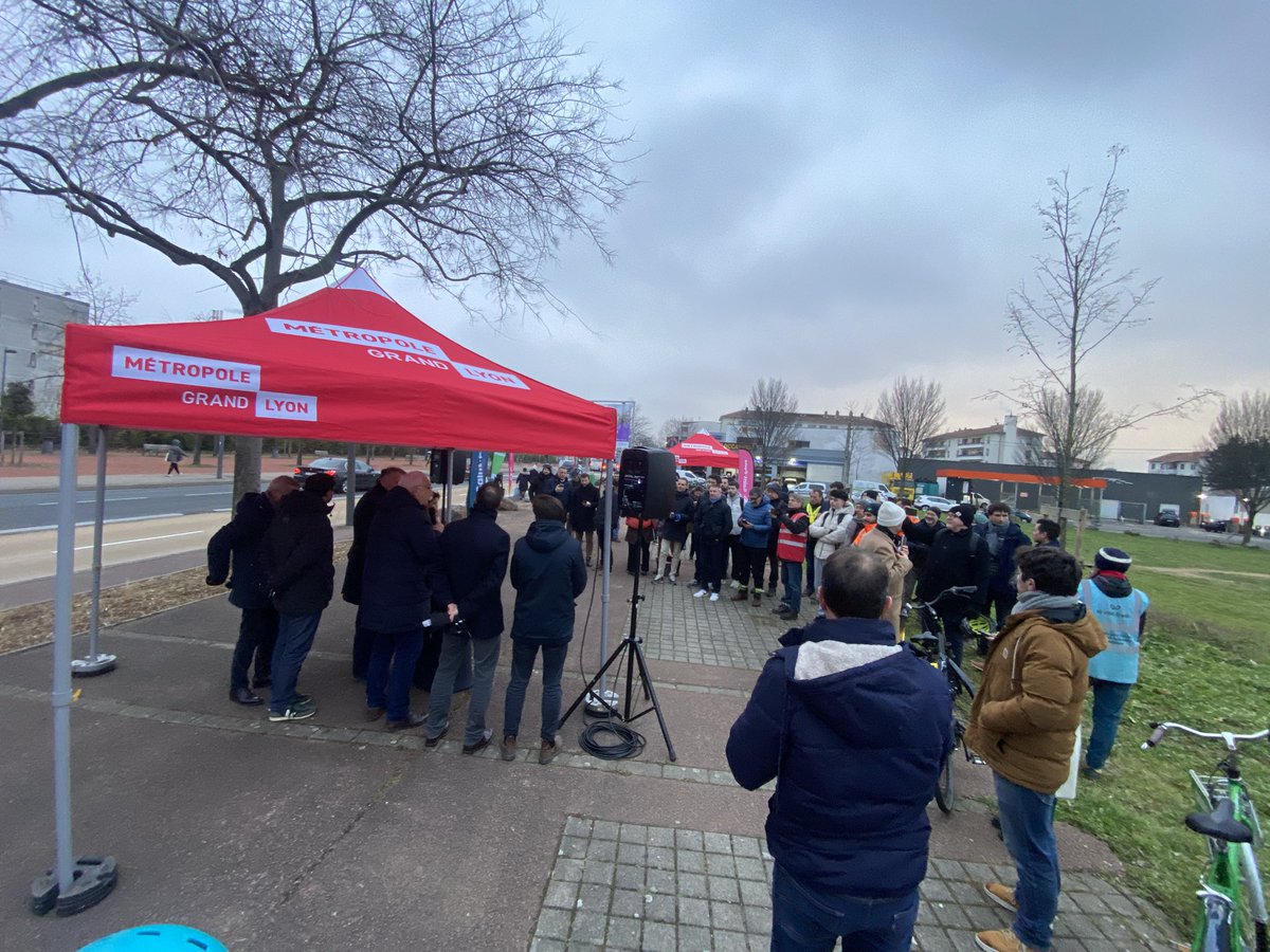 Inauguration de la voie lyonnaise n°7. 
Nous pouvons enfin nous échapper de Saint-Fons par le Nord en toute sécurité.