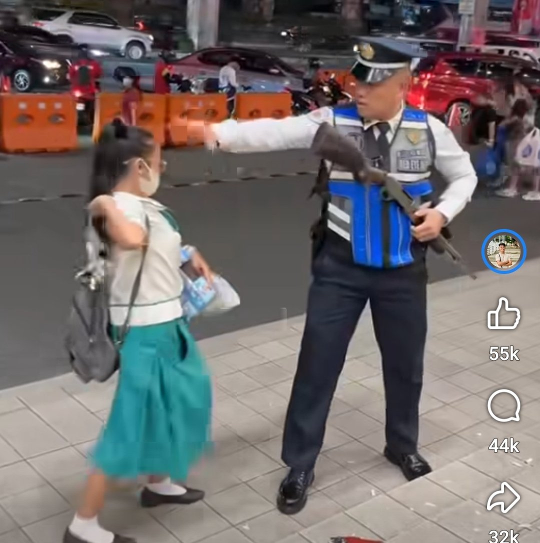 pauloMDtweets's tweet photo. Bakit parang same sila ng uniform? Ano ito OJT nung school na mag benta sila ng sampaguita? Mag-ingat tayo at huwag maging gullible sa viral post doon sa SM Megamall. https://t.co/MzqZLezvlt