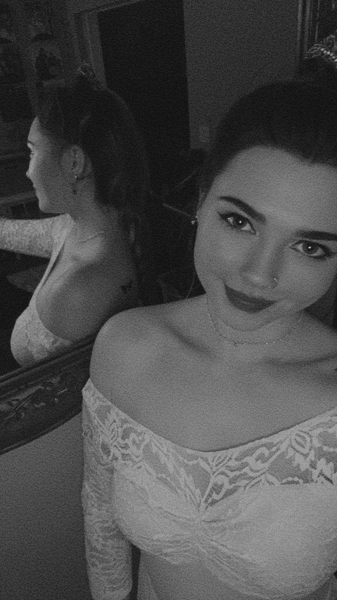 primieprimprim's tweet photo. Should I watch something spooky or funny tonight? https://t.co/ysNPh7dpLv