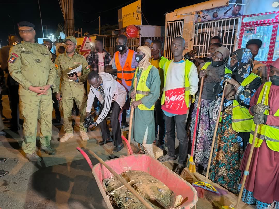 #VISITE_TERRAIN 

L'Administrateur Délégué de la Ville de Niamey, le Colonel <a href="/BGaranke227/">Colonel Boubacar Soumana Garanké</a> Soumana Garanké a effectué une visite de travail cette nuit dans les cinq (5) arrondissements communaux de Niamey .
facebook.com/share/p/182i9M…