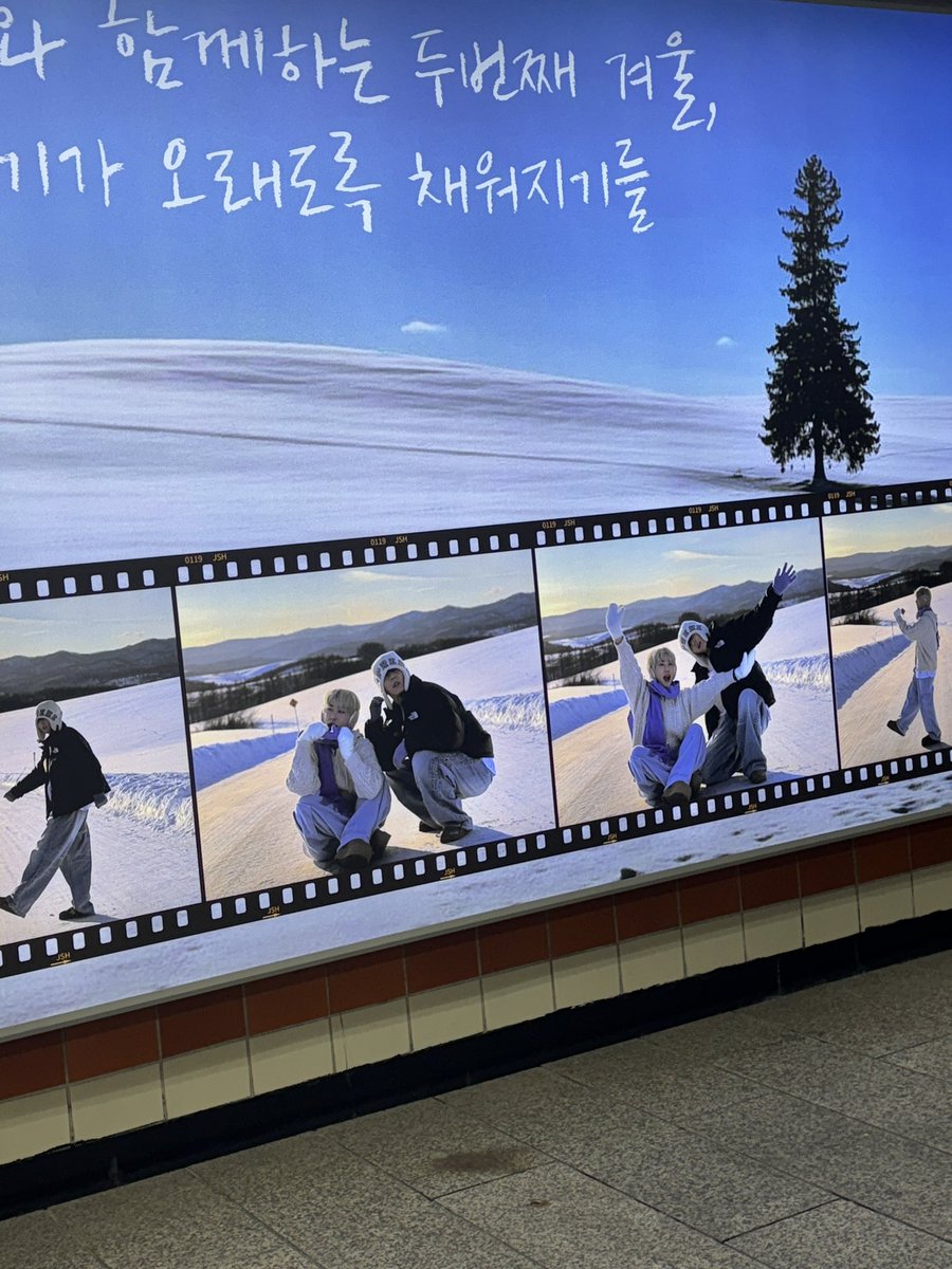 준성호 2주년 광고투어 두번째 양재역 지광‼️
계단 힘들게 오르고 내리다 만난 너무 예쁜 하늘색🩵🤍
색감도 너무 예쁘고 준성호는 더더 예뿌당🥹
준성호와 함께하는 두번째겨울❄️ 앞으로도 계속 축하해줄게❣️

#준성호와_함께하는_두번째겨울
#JSH_2nd_Anniversary
#준성호 #JUNSEONGHO