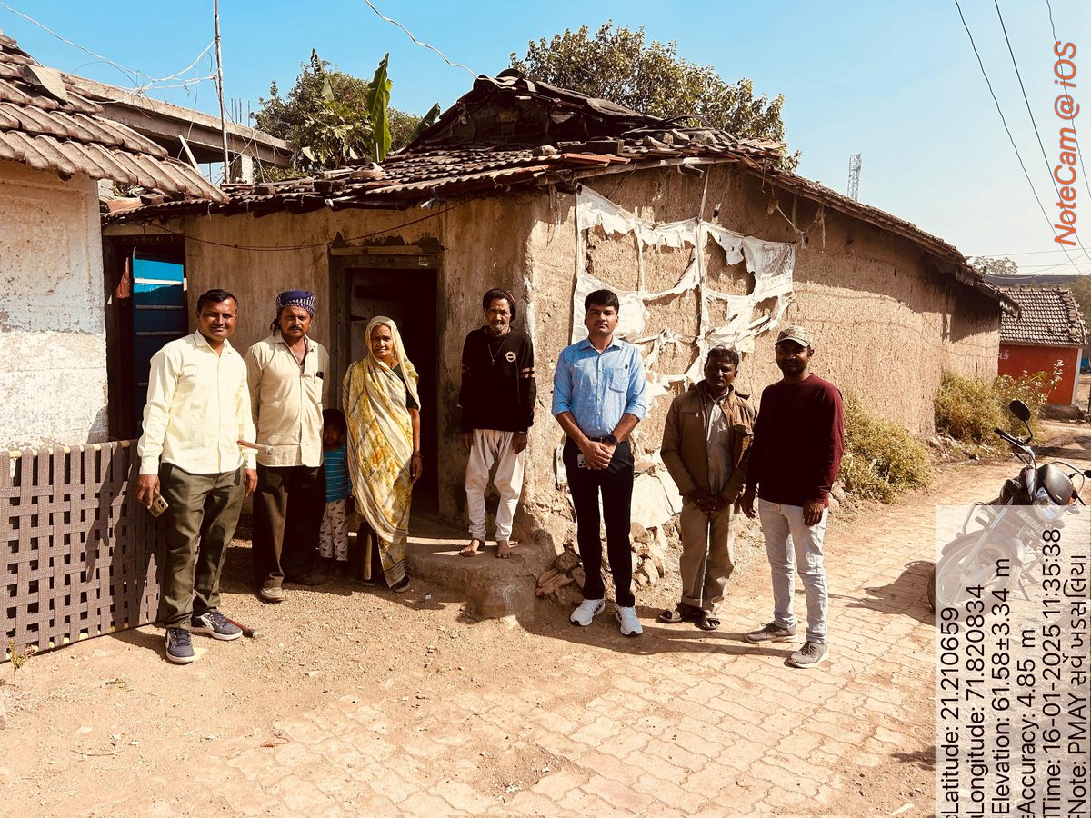 TDOMahuva's tweet photo. માનનિય વડાપ્રધાનશ્રીની મહત્વકાંક્ષી યોજના #PMAYG અંતર્ગત હજૂ જેમને #PMAYG આવાસ મળવાનું બાકી છે તેવા પાત્રતા ધરાવતા તમામ લાભાર્થીઓનો મહુવા તાલુકાના ગામોમાં સર્વે ચાલુ છે. પાત્રતા ધરાવતા કોઈ લાભાર્થી રહી ના જાય તેમજ સર્વેની કામગીરીના નિરીક્ષણ અર્થે આજરોજ ખડાસલિયા ગામે મુલાકાત લીધી. https://t.co/Dfo50MiuZQ