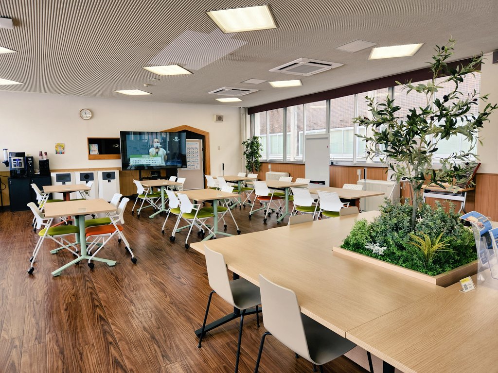 jumonjichicken's tweet image. 本日は岩手大学の中央食堂2Fにある、コワーキングスペース　#TOVLAB　さんにお邪魔してきました！

岩手大学の学生さんと何か一緒にイベントができればいいなぁと、色々と構想が浮かんできました✨
これから色んな場面で活用させていただけたらと思います。

#岩手大学
#コワーキングスペース