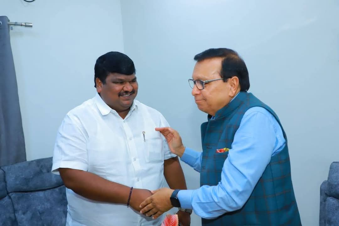 SiddharthMpyc5's tweet photo. महाराष्ट्राचे माजी शालेय शिक्षण मंत्री तसेच लोकमत वृत्तपत्र समूहाचे एडिटर इन चीफ मा. राजेंद्र बाबू दर्डा साहेब आज परभणीच्या दौऱ्यावर आले आहेत. कॉंग्रेसच्या अनुसूचित जाती विभागाच्यावतीने त्यांचे स्वागत करण्यात आले.या वेळी शहर जिल्हा काँग्रेसचे प्रमुख पदाधिकारी उपस्थित होते. https://t.co/mA2pidGAPc