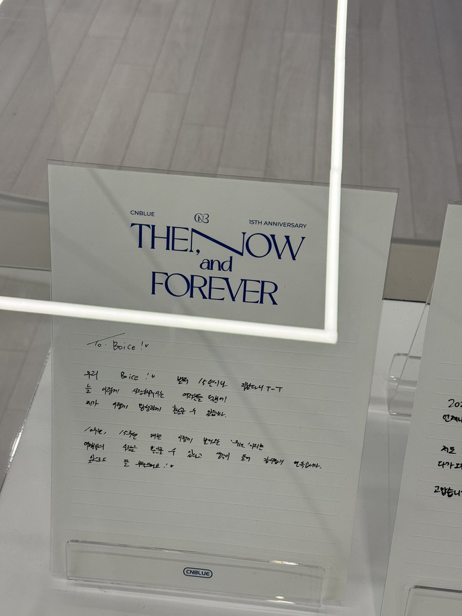 Cherryyyy98's tweet photo. #CNBLUE #THEN_NOW_and_FOREVER #에버라인동대문점 https://t.co/8VBl6pyejm