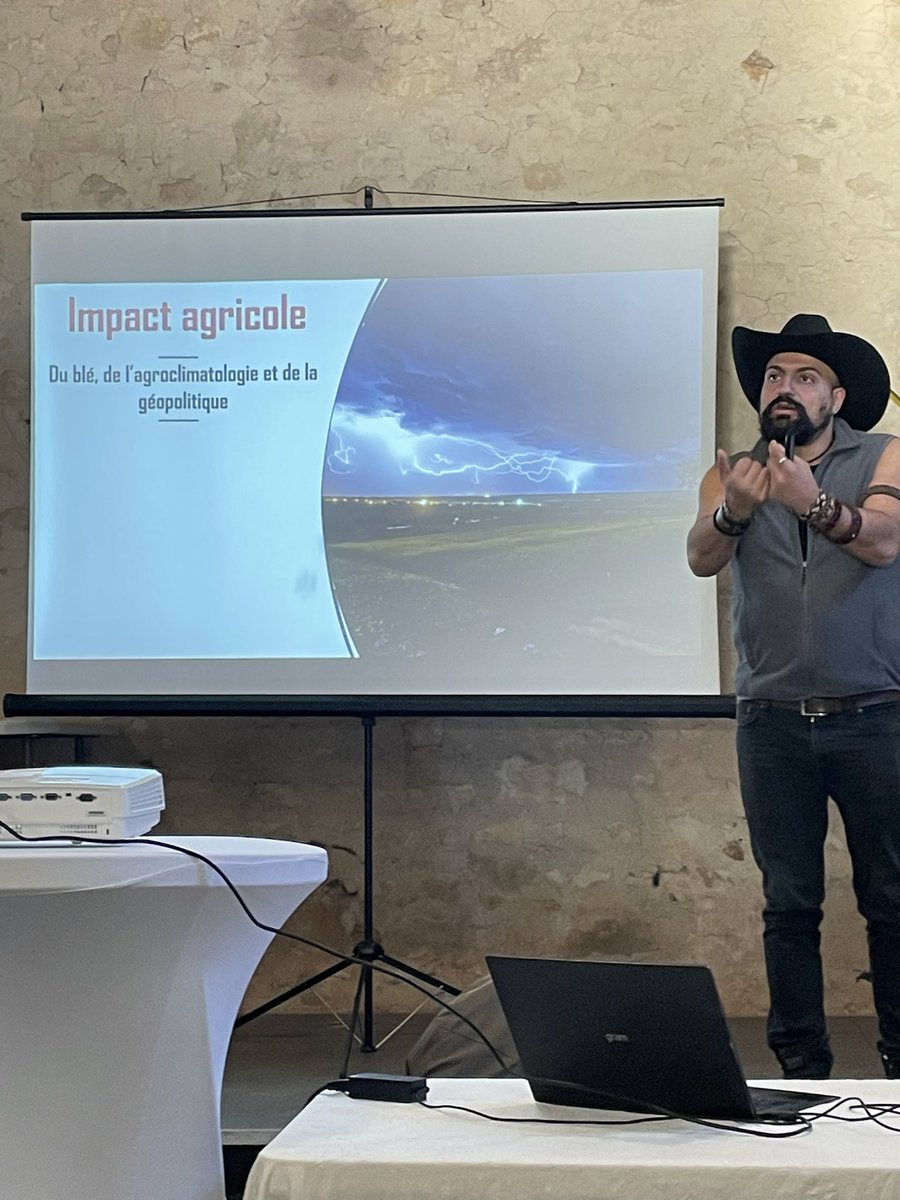 Heureux de la rencontre avec <a href="/SergeZaka/">Dr. Serge Zaka (Dr. Zarge)</a> pour le congrès de <a href="/FGC_fr/">France Grandes Cultures</a> . Préparons intelligemment notre avenir! 
Merci la cr Vendée !