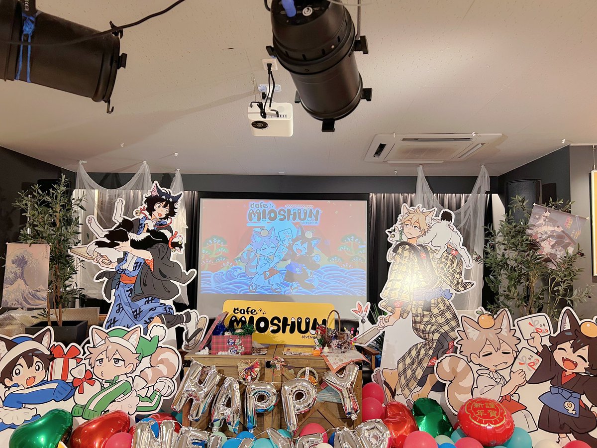 ukzi7_'s tweet photo. こんなに大きいサイズでイラストが見れてとても贅沢な空間でした。どの席でも楽しめそうでしたがパネルがいちばん見えるお席にしました。
特典のアクリルコースターで先生のサイン入りをお迎えすることが出来てとても嬉しかったです。(サイン会やキャンペーンなど当たったことがなかったので初でした) https://t.co/Rg7X9inDlC