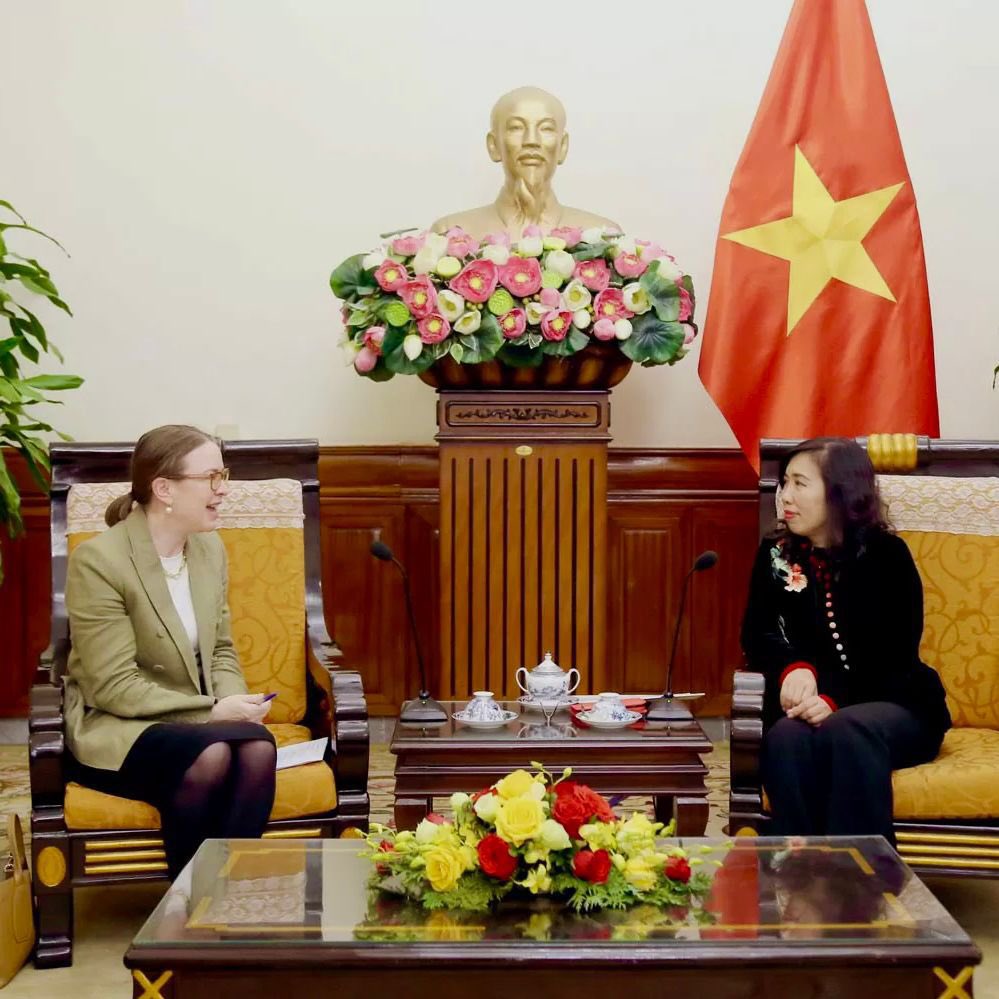 irlembvietnam's tweet photo. Ambassador Ní Fhallúin met with Vice Minister Hang at the Ministry of Foreign Affairs last week, discussing follow up to last year’s successful State Visit of General Secretary To Lam to Ireland 
🇮🇪 🇻🇳 
Lots of potential in trade, development cooperation &amp; people to people links! https://t.co/rjQwoHp8Pg