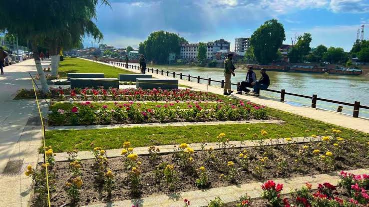 imrankehwah's tweet photo. While Srinagar Smart City (@sclsrinagar) is under scrutiny, let’s not forget Poloview, Rajbagh riverfront, Foreshore cycle track with footpath, Nishat market, Shalimar lake front, Maharajgunj, Malaratta, Lal Chowk & Ghanta Ghar didn’t magically glow up overnight.

It’s the vision, planning, blood, sweat, hard work and sleepless nights of all—our labor, architects, planners, indirect vendors, entrepreneurs, contractors, and officials.

Sure-some ‘creative accounting’ might’ve happened but let’s not let a few potholes of corruption overshadow the smoother roads of progress.

And please—let’s not hear the word ‘corruption’ from corrupt dynasts who conspired for dacoity got none and are now crying foul—the same folks who kept the city underdeveloped and swindled entire funds into their pockets for decades. 

Hypocrisy much-with shamelessness? 

@OfficeOfLGJandK @JmuKmrPolice @JKACB @owais_ias @AtharAamirKhan @DrBilalbhatIAS @BoAliSyed @SMC_Srinagar @srinagaradmin @SrinagarPolice @SMC_24x7