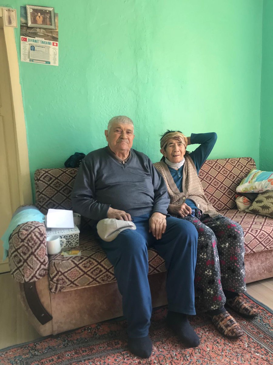 Polatlı ilçe Nüfus Müdürlüğü olarak değerli büyüklerimizin evlerine kimlik başvuru hizmetine devam ediyoruz.. Teyzemiz ve amcamızın duaları için kendilerine teşekkür ediyor, evde tedavi gören tüm vatandaşlarımıza şifalar diliyoruz..