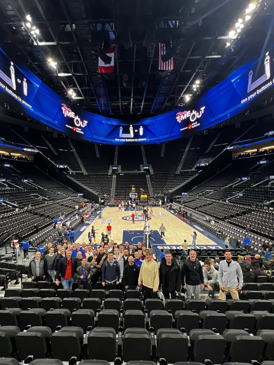 Niemal 50-osobową grupą obejrzeliśmy dziś mecz w imponującej hali Intuit Dome! 🤩

Clippers byli dziś niezwykle gościnni tylko dla nas, bo na parkiecie rozjechali Nets aż 59 punktami. Dzięki <a href="/LAClippers/">LA Clippers</a>! 🫡