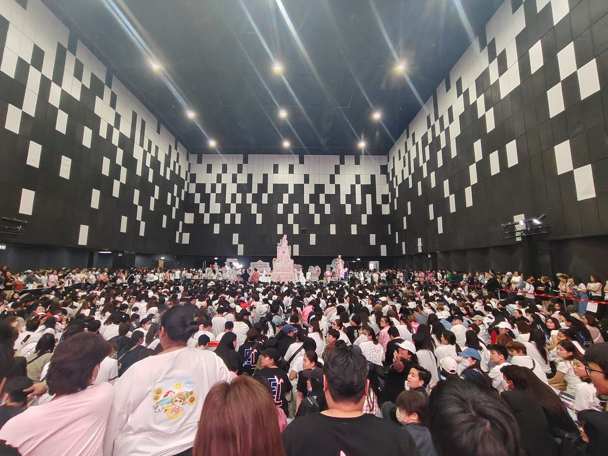 nuchkiss's tweet photo. ทุกคนคะ คืองี้อันนี้คือแฟนๆบ้านน้ำบ้านเดียว  เราแค่สงสัยว่า ถ้าเรารวมกันทุกบ้านในงานเปิดตัวหรืออะไรสักงาน เราจะต้องใช้สถานที่ไหนคะ😱😱😱

4ELEMENTS MEGA PROJECT
#แลกฟอลรอ4elements
#อิงล็อต #englot https://t.co/Ydy50AZplB