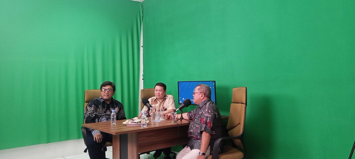 Papan (Satir) Berjalan., PhD ๐๐ป (@papanberjalan) on Twitter photo Habis (nonton) ngobrol tanpa sensor di balik layar bareng Prof <a href="/onnowpurbo/">Onno W. Purbo</a> dan <a href="/Idcloudhostcom/">IDCloudHost</a> Habis (nonton) ngobrol tanpa sensor di balik layar bareng Prof <a href="/onnowpurbo/">Onno W. Purbo</a> dan <a href="/Idcloudhostcom/">IDCloudHost</a>