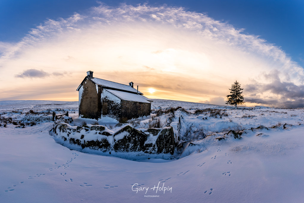 GaryHolpin's tweet photo. Finally on 'Winter wonderland' week, is a winter sunset at Nun's Cross Farm near #Princetown. The tough 3 hour walk through snowdrifts up to my knees was worth it to capture one of my best photos ever.... 

If you agree, please show your support with a Repost! 

#Stormhour https://t.co/vSSYWEMifp
