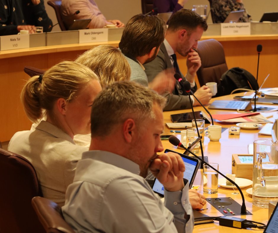 Maandagavond 20 januari neemt de gemeenteraad vanaf 19:30 uur besluiten over o.a. de begroting 2025 Programma Vluchtelingen en Asielzoekers.

➡️Meer weten? Kijk dan op 🔗 zwolle.nl/besluitvorming…

#zgr #gemeenteraadzwolle #raadsvergaderingzwolle