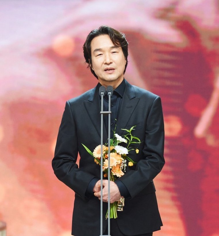 daheeverse's tweet photo. #HANSUKKYU reportedly to lead new comic drama 'New CEO Project'
Tells the story of a CEO who mediates disputes for people who are on the edge of a cliff with a 0% chance of winning. Helmed by #TreeWithDeepRoots PD & #MissingTheOtherSide writer
🔗 https://t.co/QnswPDCsJZ https://t.co/rmj0nC4fbs