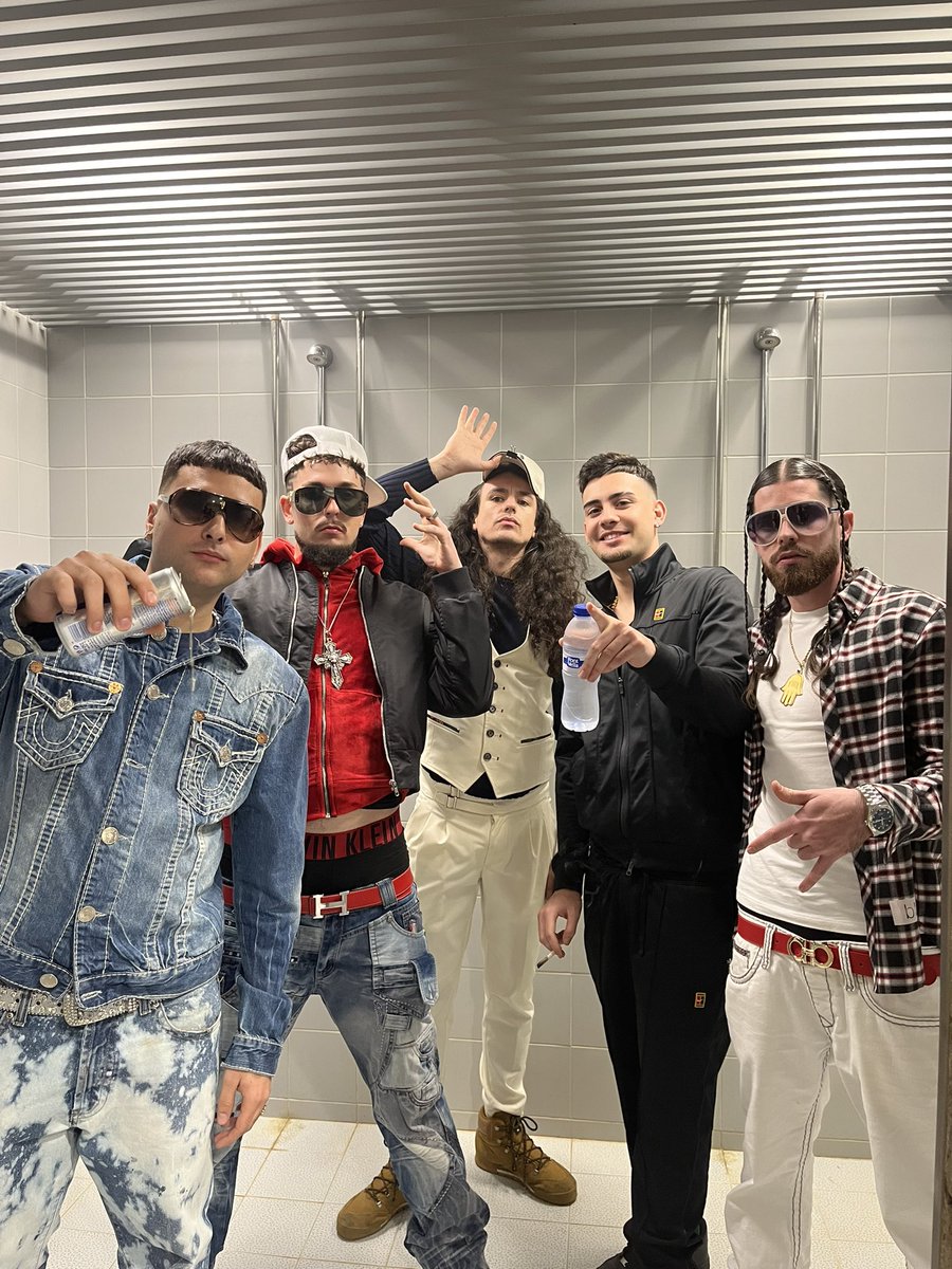 yyynestrosa's tweet photo. loos de la clase alta cuando van al baño de los de la clase baja porwue no has entrado al bañoo en el recreo los dela clase alta hahaha 🔥🔥🔥 https://t.co/Ej2tbdofkb